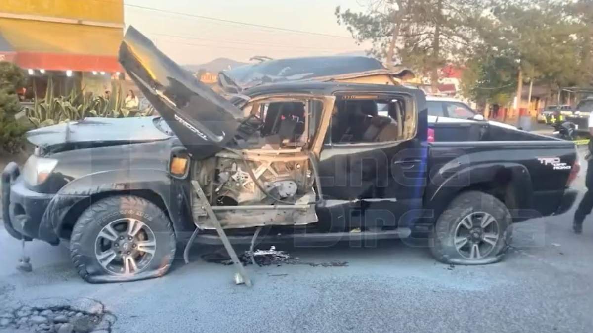 La camioneta que explotó tras salir del AIFA con dos personas a bordo