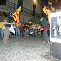 Estrasburgo condena a España por imponer cárcel a manifestantes que quemaron una foto de los reyes