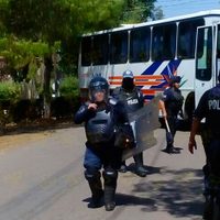 Normalistas toman por la fuerza cinco autobuses de pasajeros en Michoacán