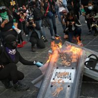 Marcha del 25N avanza hacia el Zócalo, entre acciones violentas de un grupo de encapuchadas