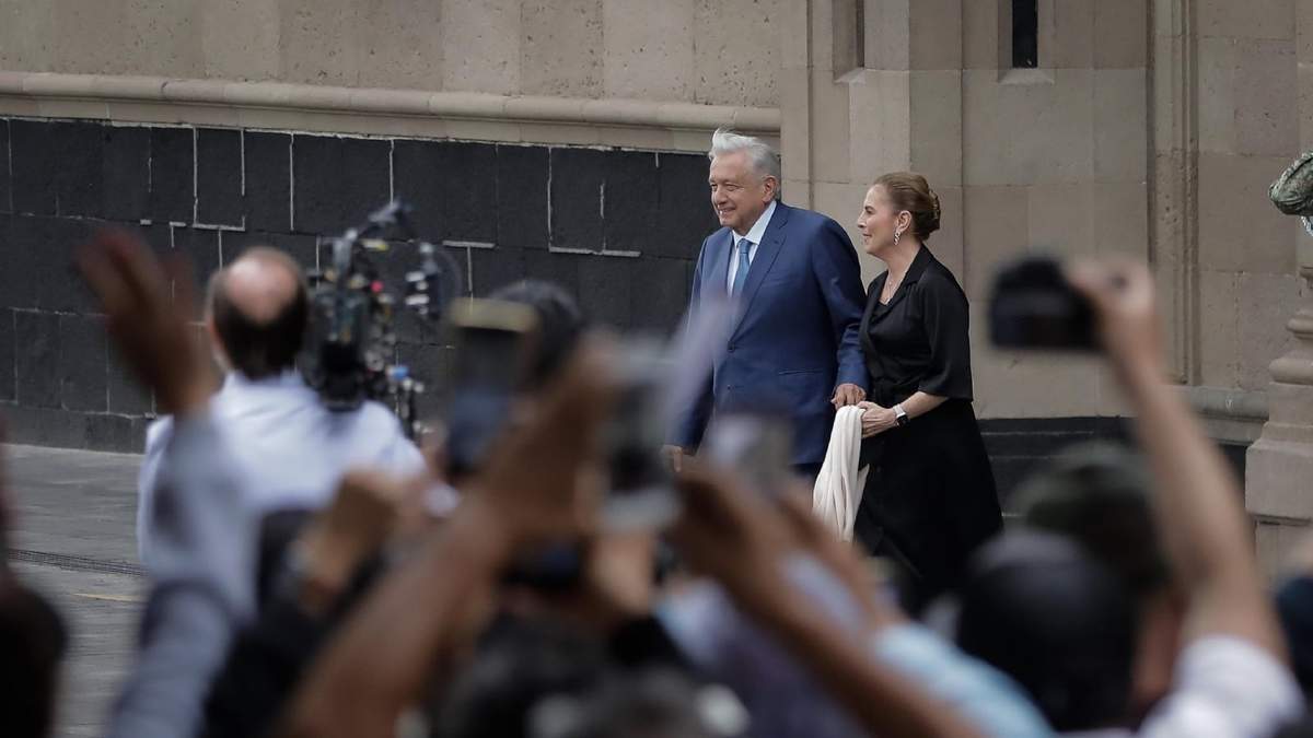 AMLO y su esposa, Beatriz, rumbo a la presentación del libro “Feminismo silencioso”