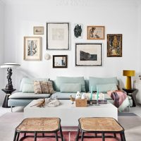 Decoración: trucos para que la pared detrás del sofá sea un rincón especial