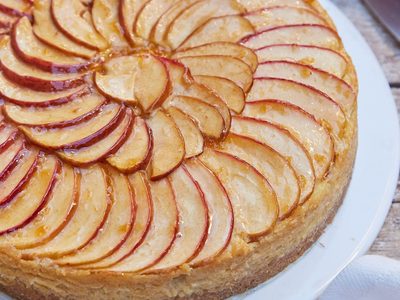 Torta invertida de manzana en licuadora y sartén: poné la pava y acompañá la merienda con esta tremenda receta