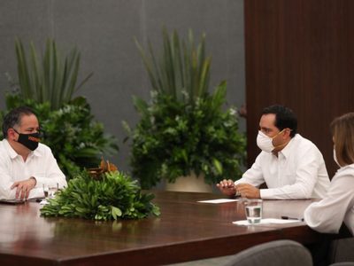 Santiago Nieto y el gobernador de Yucatán firman acuerdo contra la corrupción
