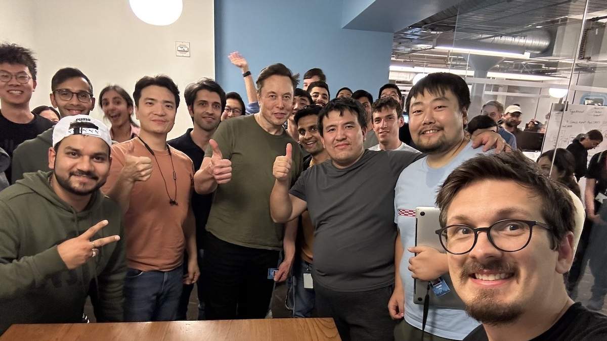 El dueño de Twitter con su equipo de ingenieros el fin de semana