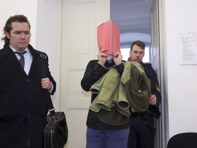 Dan cadena perpetua a estadunidense que empujó a dos mujeres a un barranco en Alemania