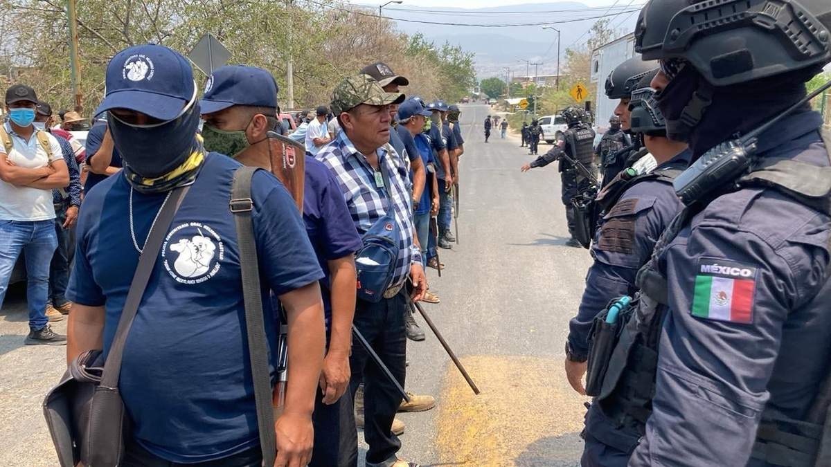La ocupación de policías comunitarios provocó también el despliegue de fuerzas federales y estatales