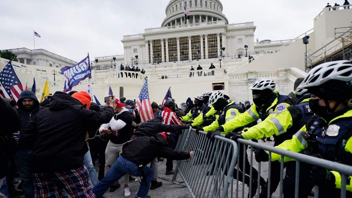 Enfrentamientos entre simpatizantes de Trump y la policía de Washington frente al Capitolio