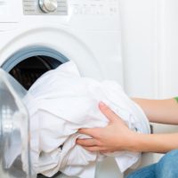 Con productos que tenés en tu cocina: el secreto de limpieza para dejar como nueva tu ropa blanca