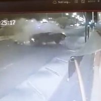 Conductor sale disparado después de que volcara su camioneta en Pátzcuaro (Video)
