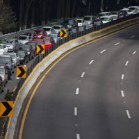 Hallan un cadáver envuelto en cobijas en la México-Cuernavaca