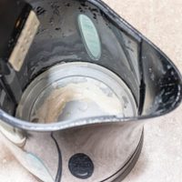 La forma de limpiar la pava eléctrica para que te dure mucho sin que se rompa ni pierda agua