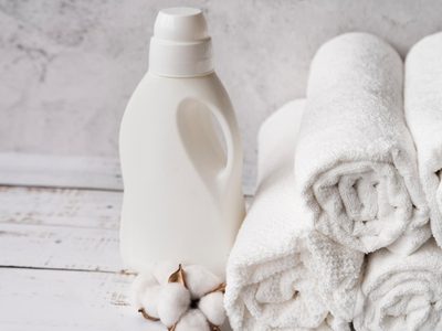 No los tires: transformá los envases vacíos de suavizante en este florero súper chic para tu casa u oficina
