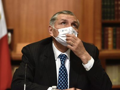 INE impone medidas contra Adán Augusto López y otros funcionarios por promover revocación