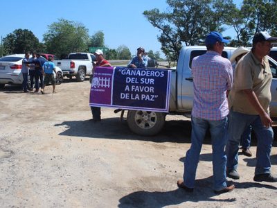 En caravana, ganaderos y autodefensas rechazan cobro de piso en Veracruz
