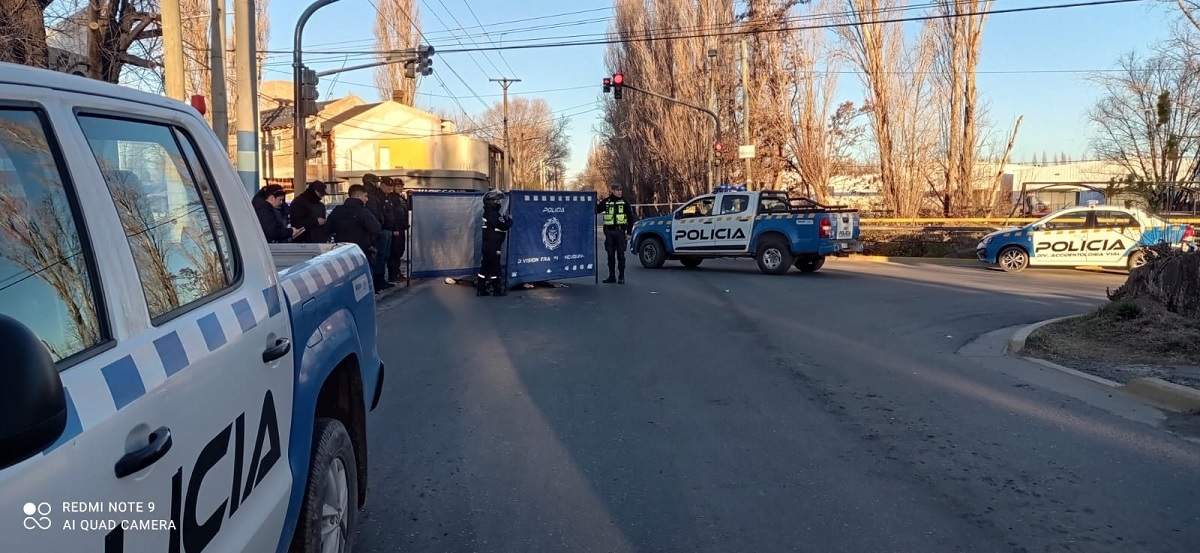 Procedimiento policial en la esquina de San Martín y Crouzeilles. Fuente: (Policía de Neuquén)