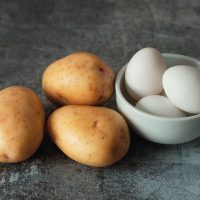 Con solo 2 papas y 1 huevo: la comida exprés y deliciosa que te resolverá el próximo almuerzo o cena