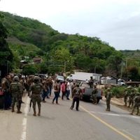 Autodefensa retiene a marinos y bloquea carretera en Guerrero