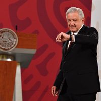 'Usaré tapabocas cuando se acabe la corrupción”, responde AMLO al PAN