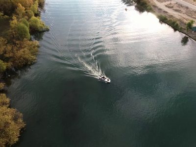 Piden que retiren urgente los neumáticos tirados a orilla del río Limay