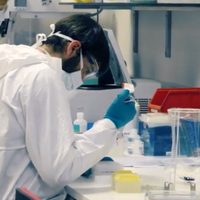 Voluntarios abandonan ensayo de la vacuna de Johnson & Johnson tras la suspensión de AstraZeneca