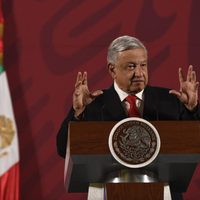 AMLO pospone venta para rifa del avión; se dice experto en temas de género