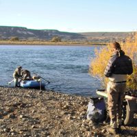 "Varados en Piedral de Águila": Odisea tras subir el caudal del río Limay