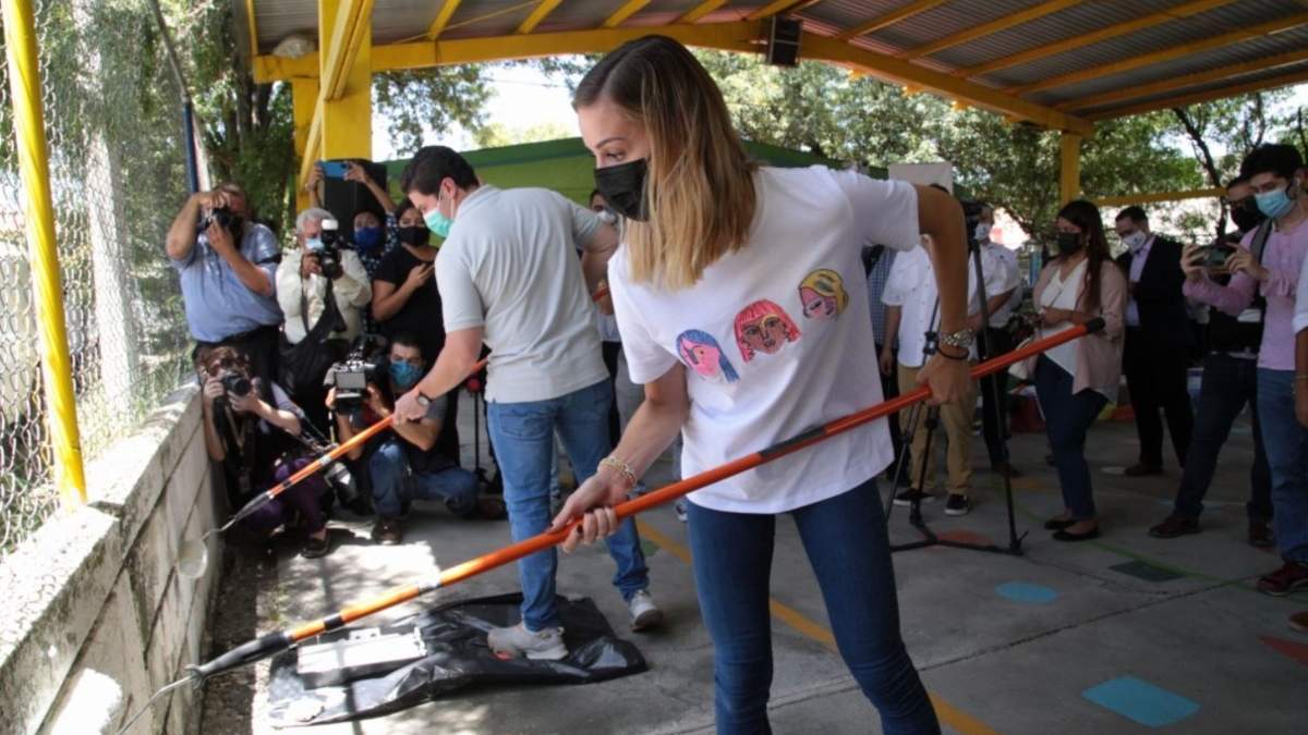 Samuel García y Mariana Rodríguez en el reacondicionamiento de una escuela