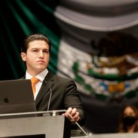 Samuel García modifica el escudo de Nuevo León; incluye su eslogan de campaña