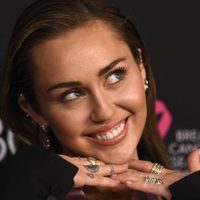 ¡Marcando tendencia! Miley Cyrus pasea por las calles con el look ¡más alucinante!