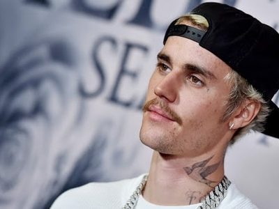 ¡Se comieron a besos! Justin Bieber se besó apasionadamente con James Corden y sus fans no lo pueden