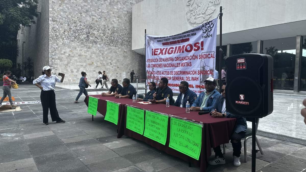 Protesta de trabajadores del INAH frente al Museo de Antropología