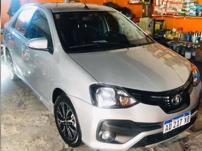 A punta de pistola y en plena tarde tres hombres se robaron un auto