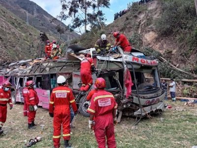 Autobús que viajaba de Lima a la Amazonía peruana se vuelca en una carretera y deja 18 muertos