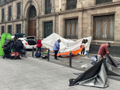 Huelguistas de Notimex levantan plantón de Palacio Nacional tras acuerdo