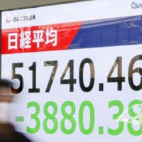 Wall Street se recupera de desplome inicial luego que petróleo se eleva a casi 120 dólares el barril