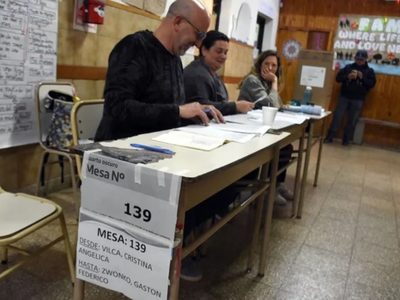 Insólito: un adolescente orinó las boletas en el cuarto oscuro