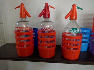 No tires los sifones de plástico: convertilos en estas portamacetas colgantes que están de moda
