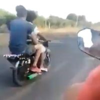 Graban en video carrerita donde jóvenes en motocicleta chocan contra camión en Michoacán