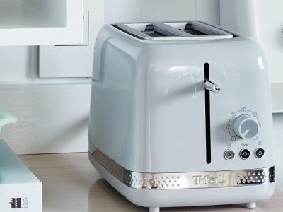 Déjalos como nuevos otra vez: el truco casero para blanquear los plásticos viejos y amarillos