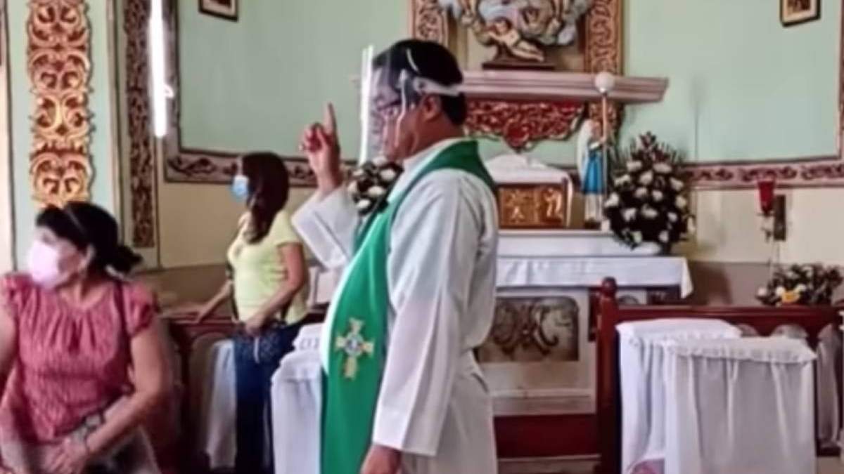 El momento en el que la balacera interrumpe la celebración religiosa