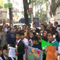 Con mariachis, niños y adolescentes recuerdan a AMLO los compromisos que hizo con ese sector