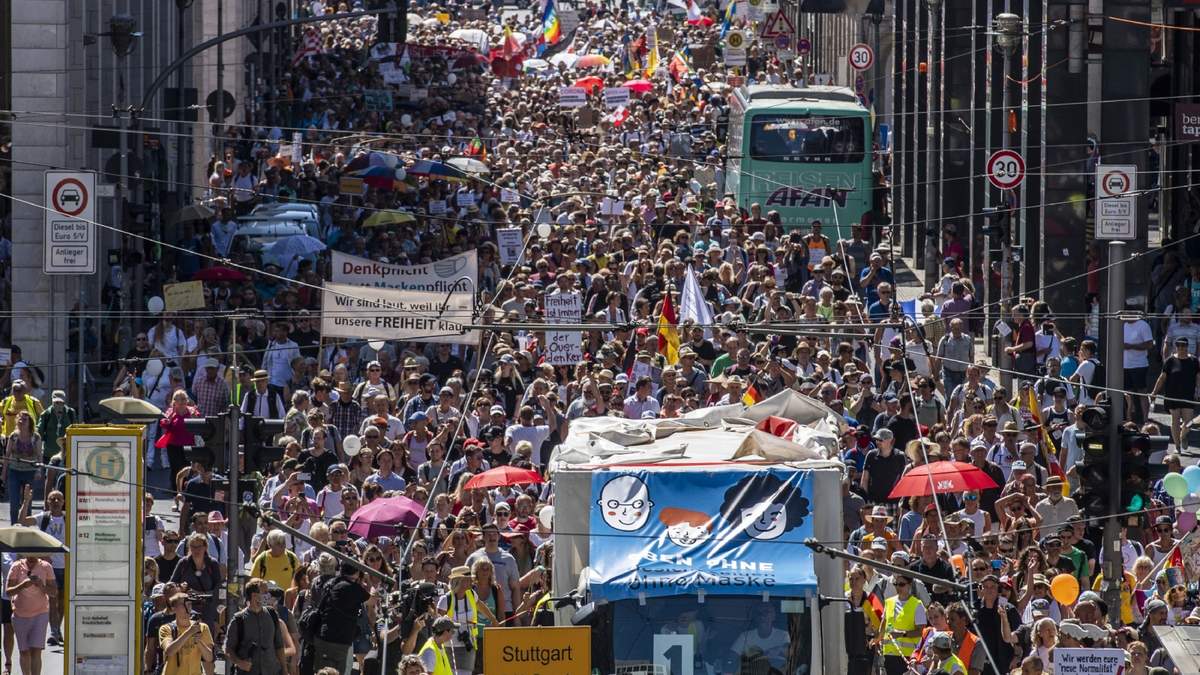 El sábado, 15.000 personas protestaron contra las medidas restrictivas para frenar el virus. Fuente: (Twitter)