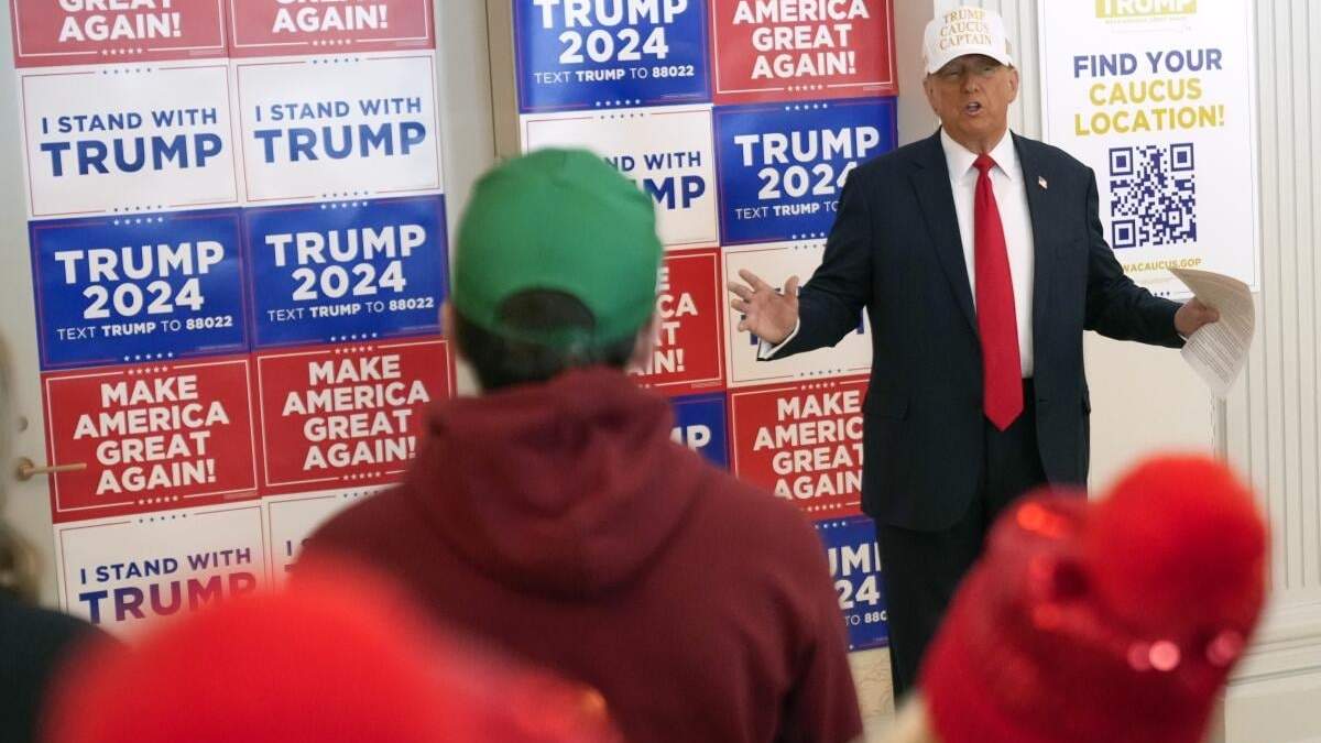 El expresidente y precandidato republicano presidencial Donald Trump habla con voluntarios en el Hotel Fort Des Moines, en Des Moines, Iowa