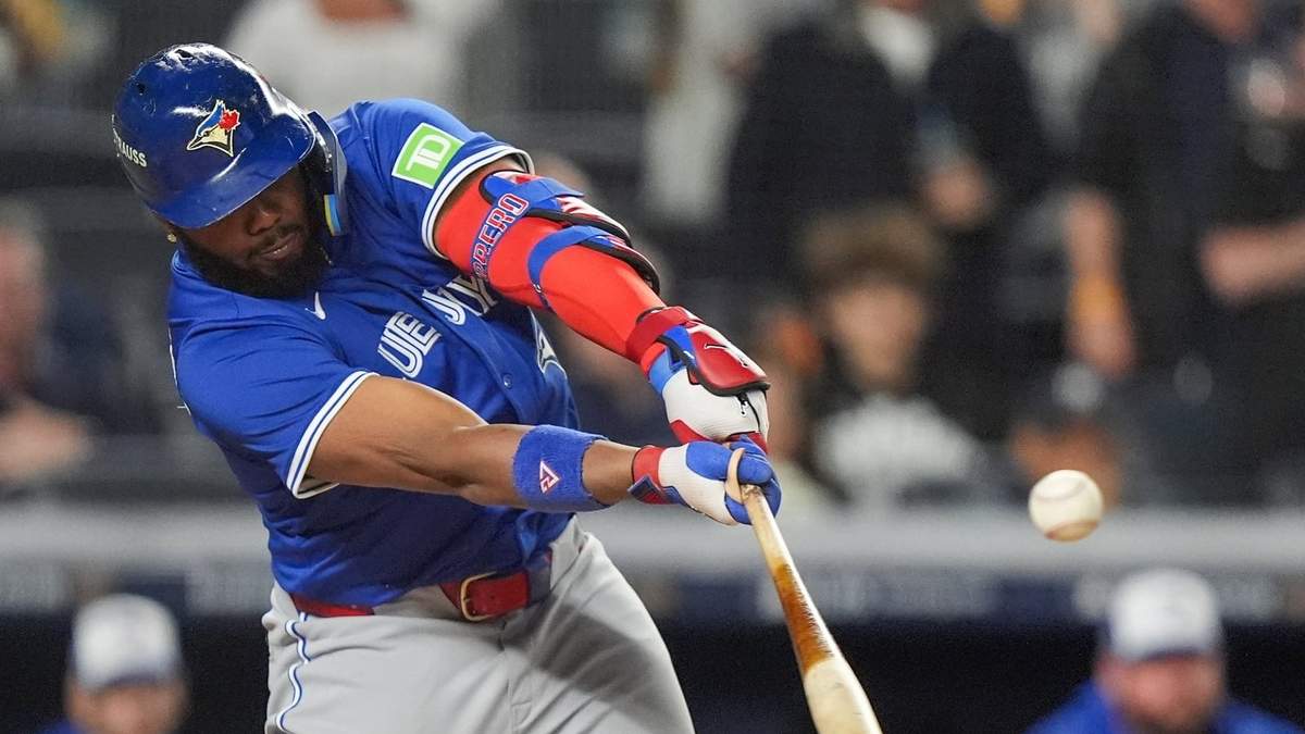 Vladimir Guerrero Jr. de los Azulejos de Toronto batea un sencillo remolcador contra los Yankees de Nueva York en el cuarto juego de la Serie Divisional de la Liga Americana