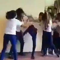 En nuevo video, estudiante es agredido por compañeras; denuncia bullying por ser gay