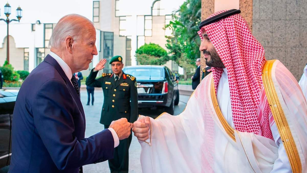 Joe Biden fue criticado por "chocar puño" con el príncipe heredero Mohamed bin Salmán, acusado del asesinato del periodista Yamal Jashogi