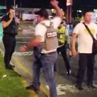 Policías de Playa del Carmen agreden a prensa que documentaba disuasión de bloqueo carretero