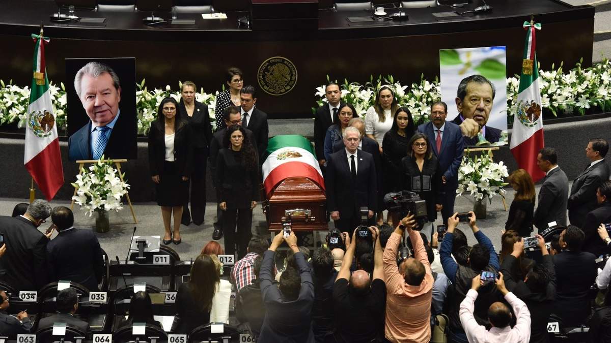 La secretaria de Gobernación, Luisa María Alcalde, y el diputado panista Santiago Creel, en una de las guardias de honor