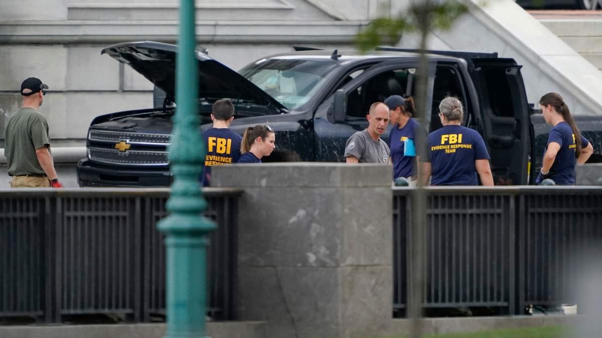Agentes del FBI revisan la camioneta donde supuestamente se llevaban explosivos